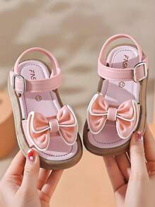 Un nuevo par de sandalias de niños con lazo para el verano, con suela suave antideslizante para interiores y exteriores, sandalias de princesa para la playa
