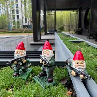 1pc, - Style Garden Gnome Statues. Gnome Figurines Holding Guns, Adding A Unique Scenery To The Lawn. Handsome Gnome Handicrafts For Home Decoration. Red - Capped Elf Sculpture Ornaments For Outdoor And Garden Use. Fun And Wonderful Items For Courtyard And Garden Decoration, Featuring Gnomes In Military Stances. Also Suitable For Decorating The Living Room And Entrance Hallway
