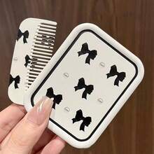 带梳子的折叠化妆镜，蝴蝶结装饰旅行紧凑型手持镜，用于修饰、返校、旅行度假必需品、女士发饰、刷子、发刷、边刷、刷头发、发梳、梳头发、顺发刷、球刷、迷你发刷、发刷套装、木梳、发刷梳子、理发师、美发工具、美发产品、发饰、刷子、光滑后刷、护发、发刷、刷头发、发梳、理发配件、梳头发、卷发刷、旅行、美发用品、顺发刷、球刷、迷你发刷、发饰、卷发产品、美发设备、配件、圣诞节、理发店、理发配件、发饰、美发、木梳、梳子、光滑后刷、发刷、边刷、刷头发、发梳、发刷套装、梳头发、迷你发刷子、顺发刷、美发产品、美发工具、美发用品、护发、卷发刷、理发器、理发配件、美发设备