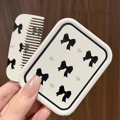 带梳子的折叠化妆镜，蝴蝶结装饰旅行紧凑型手持镜，用于修饰、返校、旅行度假必需品、女士发饰、刷子、发刷、边刷、刷头发、发梳、梳头发、顺发刷、球刷、迷你发刷、发刷套装、木梳、发刷梳子、理发师、美发工具、美发产品、发饰、刷子、光滑后刷、护发、发刷、刷头发、发梳、理发配件、梳头发、卷发刷、旅行、美发用品、顺发刷、球刷、迷你发刷、发饰、卷发产品、美发设备、配件、圣诞节、理发店、理发配件、发饰、美发、木梳、梳子、光滑后刷、发刷、边刷、刷头发、发梳、发刷套装、梳头发、迷你发刷子、顺发刷、美发产品、美发工具、美发用品、护发、卷发刷、理发器、理发配件、美发设备