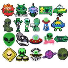 21 pièces/SET Breloques de chaussures motifs de dessin animé PVC vert alien, planète, ovni. Accessoires de chaussures, cadeaux pour amis.