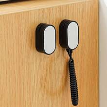 Soporte retráctil para control remoto con cierre magnético - Organizador de cables de  para múltiples controles remotos, diseño de montaje en pared ahorrador de espacio, compatibilidad universal para controles de TV/Aire acondicionado/Ventilador (Blanco/Negro)