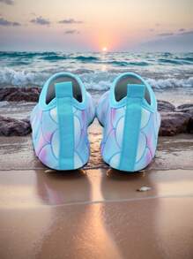 Zapatos de agua para niñas y zapatos acuáticos para niños con un encantador patrón de escamas de pez. Ultralligeros, antideslizantes, resistentes a cortes para playa, parque acuático, hierba y yoga, de secado rápido