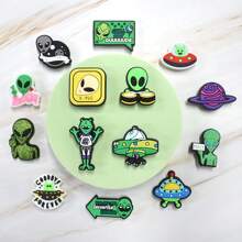21 pièces/SET Breloques de chaussures motifs de dessin animé PVC vert alien, planète, ovni. Accessoires de chaussures, cadeaux pour amis.