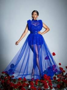 Faeriesty Elegantes Abendkleid mit stehendem Kragen ohne Ärmel, mit Rüschenakzenten, taillendefinierendem Gürtel und Pailletten-Tüll-Überlage - perfekt für Galas, rote Teppiche, Hochzeiten, gehobene Abendessen, gesellschaftliche Anlässe