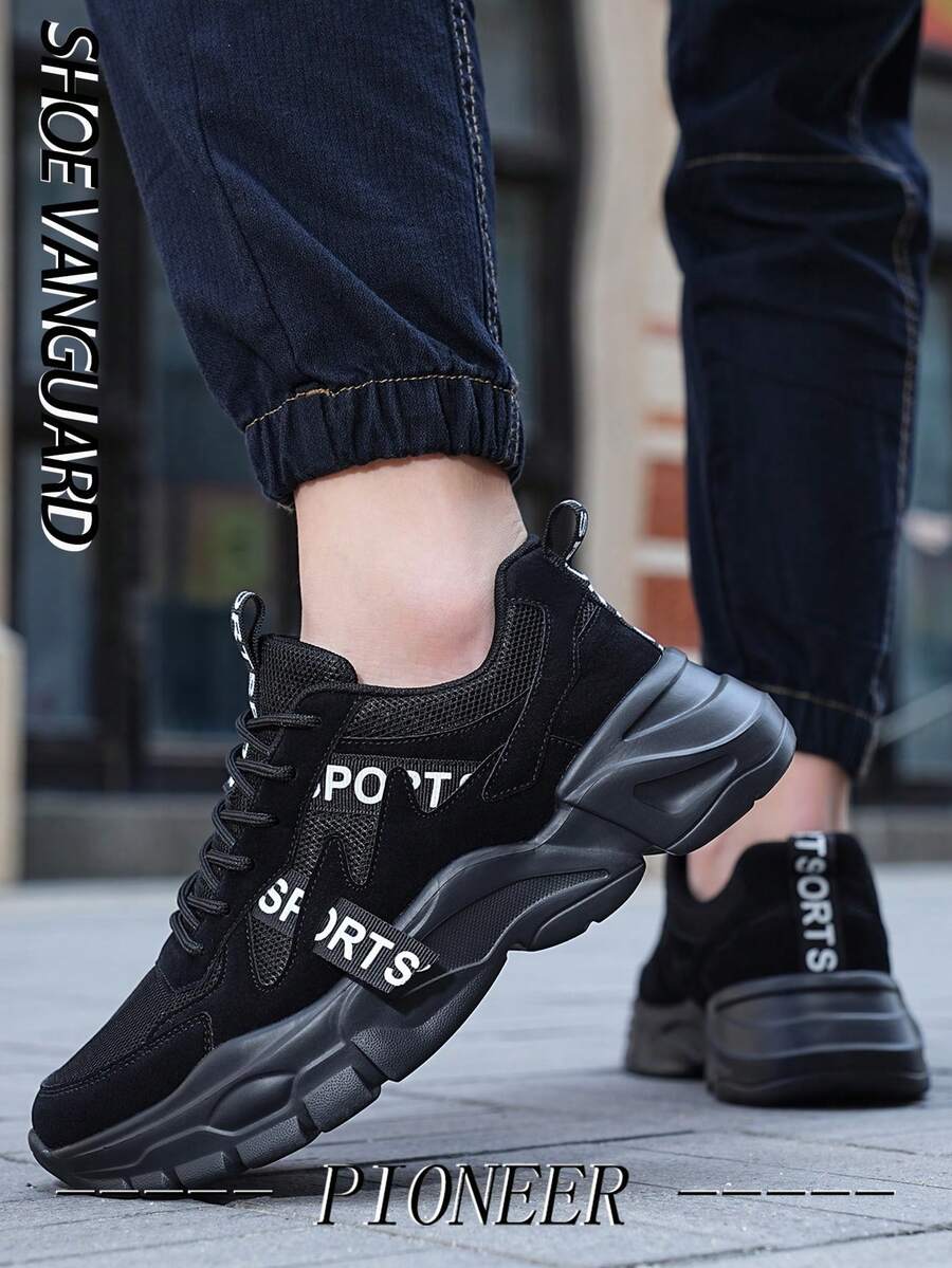 男士时尚街头休闲透气网眼运动鞋，适合户外运动和各种活动，字母图案黑色皮革鞋面，厚垫外底跑鞋