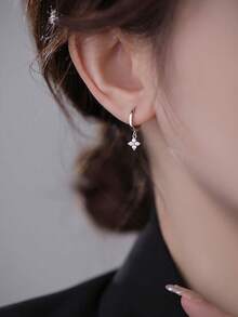 1 Pair Of Luxurious Sparkling Zirconia Hoop Earrings - Dazzling Dangle Design For Women & Girls - Perfect For Parties, Weddings & Special Occasions - Elegant Jewelry Gift - Yellow Gold - View 4