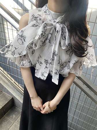 2025年春季花卉印花短袖女衬衫，带有设计元素