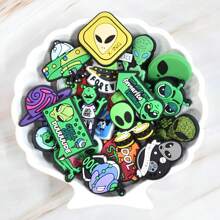 21 pièces/SET Breloques de chaussures motifs de dessin animé PVC vert alien, planète, ovni. Accessoires de chaussures, cadeaux pour amis.