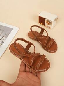 1 双棕色女童编织平底凉鞋，带趾环和露趾人字拖，室内外防滑沙滩凉鞋