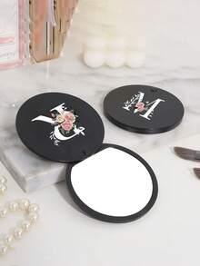 Specchio rotondo nero alla moda con iniziali floreali - Accessori da viaggio di design, specchietto mini scorrevole comodo, in materiale plastico, resistente all'usura e durevole, leggero, specchio da tasca, specchio per il trucco mini, nuovo design, adatto per uomini e donne, coppie, per uso quotidiano, appuntamenti, compleanni, festival, ritorno a scuola, estate, vacanze, spiaggia, pendolarismo, regalo di compleanno, regalo per le vacanze, regalo pensieroso per la festa della mamma, regalo pratico