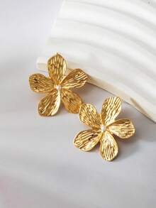 1 对简约金属花耳钉，带树脂仿珍珠花心，适合日常佩戴，母亲节和情人节礼物