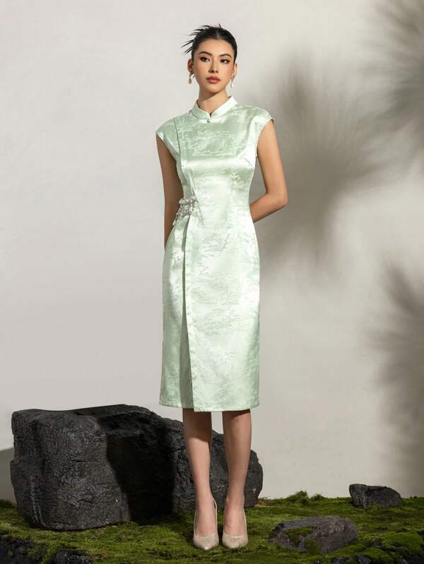 Vestido qipao moderno y de lujo con cuello mao, estilo chino nuevo, con adornos de perlas y abertura en el muslo. Elegante tejido jacquard tejido a mano para eventos formales, bodas y fiestas de gala en primavera/verano (Charm clásico elegante, movimiento grácil y estilo versátil)