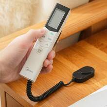 Soporte retráctil para control remoto con cierre magnético - Organizador de cables de  para múltiples controles remotos, diseño de montaje en pared ahorrador de espacio, compatibilidad universal para controles de TV/Aire acondicionado/Ventilador (Blanco/Negro)