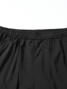 Um par de shorts esportivos masculinos para atividades ao ar livre, com cordão na cintura, é um modelo leve para o verão. É adequado para natação, atividades ao ar livre, passeios na praia, surfe, atividades físicas e passeios diários. - Preto - Ver 6