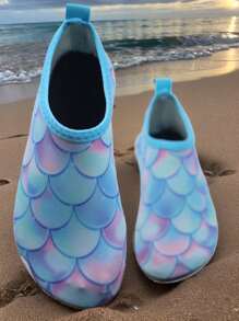 Zapatos de agua para niñas y zapatos acuáticos para niños con un encantador patrón de escamas de pez. Ultralligeros, antideslizantes, resistentes a cortes para playa, parque acuático, hierba y yoga, de secado rápido