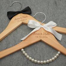 Cintres gravés pour mariage, cintres personnalisés pour la mariée et le marié, cintres personnalisés pour le jour du mariage, souvenir de mariage, fête de mariage, multifonctionnel, durable, ornemental, réutilisable, exquis, élégant, de haute qualité, coloré, moderne, personnalisé, unique, rafraîchissement de la maison
