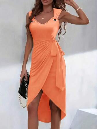 系带纯色紧身连衣裙，V 领无袖