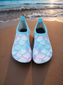 Zapatos de agua para niñas y zapatos acuáticos para niños con un encantador patrón de escamas de pez. Ultralligeros, antideslizantes, resistentes a cortes para playa, parque acuático, hierba y yoga, de secado rápido