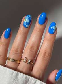 Mejora instantáneamente tu apariencia con el set de 24 uñas postizas cortas de estilo ovalado en azul Klein, flores blancas, simple y versátil. Incluye 1 lima de uñas y 1 pegamento de gel. Para mujeres y niñas.