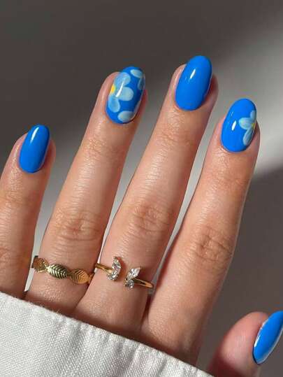 Natychmiast odśwież swój wygląd dzięki 24 krótkim owalnym, niebieskim foliom Klein, białe kwiaty, prosty i wszechstronny zestaw do nakładania na paznokcie, krótkie, idealnie dopasowane sztuczne paznokcie, zawiera 1 pilnik do paznokci, 1 żel, klej, dla kobiet i dziewcząt, artykuły do paznokci