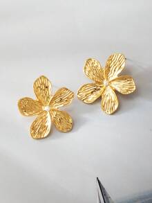 1 对简约金属花耳钉，带树脂仿珍珠花心，适合日常佩戴，母亲节和情人节礼物