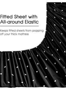 4件套黑色爱心图案床上用品套装，包含1个床笠、1个床单和2个枕套（不含枕芯）。豪华床笠套装，尺寸可选：特大号、大号、标准大号、单人床。床笠采用深口袋设计，适用于厚度达11.8英寸的床垫。柔软透气，抗皱，尽显奢华酒店风范。 - 黑色 - 查看 6