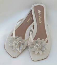 Sandália rasteirinha chinelo com flor branco off