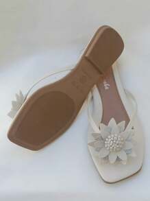 Sandália rasteirinha chinelo com flor branco off