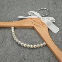 Cintres gravés pour mariage, cintres personnalisés pour la mariée et le marié, cintres personnalisés pour le jour du mariage, souvenir de mariage, fête de mariage, multifonctionnel, durable, ornemental, réutilisable, exquis, élégant, de haute qualité, coloré, moderne, personnalisé, unique, rafraîchissement de la maison