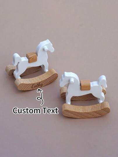 1 buc Decor Personalizat Cal Balansoar din Lemn, Ornament din Lemn Sculptat, Decorațiune pentru Camera Copiilor, Cadou Ideal pentru Bebeluși Băieți și Fete, Multifuncțional, Ornamental, Literă, Elegant, Modern, Colorat, Drăguț, Adorabil, Casual, Personalizat, Unic, Personalizat, Cadouri Ideale pentru El, Cadouri Ideale pentru Ea, Fiu, Fiică, Înapoi la Scoala, Decor Personalizat pentru Pepinieră, Atmosferă Caldă