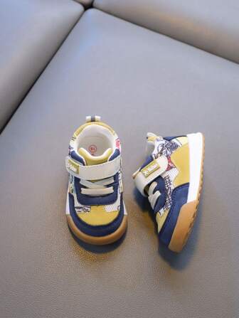 春秋新款钩环设计幼儿休闲运动鞋，网眼透气 TPR 软底防滑舒适儿童步行鞋，1 双适合 1-4 岁男孩和女孩室内外使用