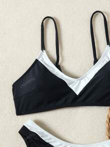 Nuevo conjunto de bikini de unicolor estilo europeo y americano para vacaciones, traje de baño sexy con bloques de color blanco y negro apropiado para la playa, festivales de música y discotecas