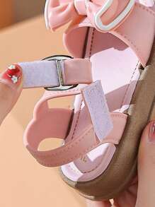 Un nuevo par de sandalias de niños con lazo para el verano, con suela suave antideslizante para interiores y exteriores, sandalias de princesa para la playa