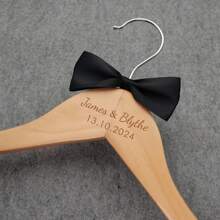 Cintres gravés pour mariage, cintres personnalisés pour la mariée et le marié, cintres personnalisés pour le jour du mariage, souvenir de mariage, fête de mariage, multifonctionnel, durable, ornemental, réutilisable, exquis, élégant, de haute qualité, coloré, moderne, personnalisé, unique, rafraîchissement de la maison