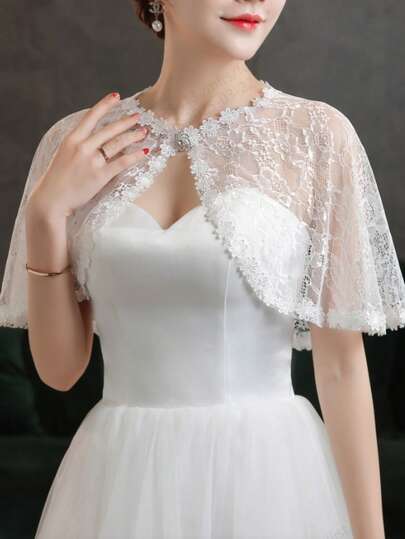 1 件女士蕾丝披肩，中间带水晶扣，适合女士秋季服装