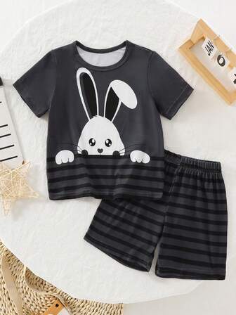 2 件套幼儿男童夏季睡衣套装，可爱兔子条纹印花圆领短袖 T 恤和短裤休闲睡衣