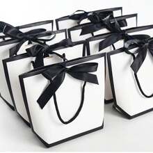 1pc/5pcs/10pcs Elegant Minimalist Black, White & Gold Framed Butterfly Decor Gift Bags, Large Horizontal Tote Bags, Black Frame & Gold Frame White Paper Bags, Premium Minimalist Shopping Bags, Suitable For Halloween Party, Christmas Party, Back To School Outdoor Activities, Clothing, Cosmetics, Summer Weddings, Family Gifts, Couple Gifts Valentine's Day