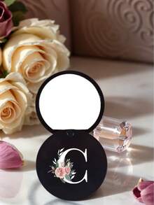 Specchio rotondo nero alla moda con iniziali floreali - Accessori da viaggio di design, specchietto mini scorrevole comodo, in materiale plastico, resistente all'usura e durevole, leggero, specchio da tasca, specchio per il trucco mini, nuovo design, adatto per uomini e donne, coppie, per uso quotidiano, appuntamenti, compleanni, festival, ritorno a scuola, estate, vacanze, spiaggia, pendolarismo, regalo di compleanno, regalo per le vacanze, regalo pensieroso per la festa della mamma, regalo pratico