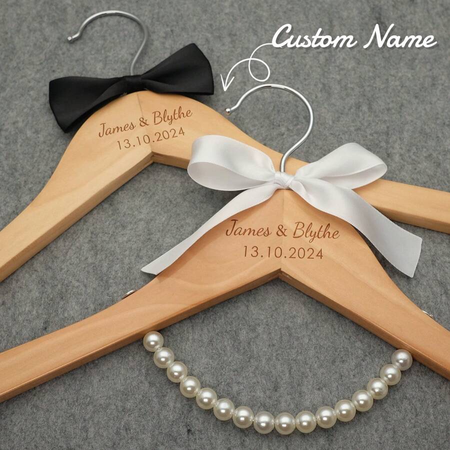 Cintres gravés pour mariage, cintres personnalisés pour la mariée et le marié, cintres personnalisés pour le jour du mariage, souvenir de mariage, fête de mariage, multifonctionnel, durable, ornemental, réutilisable, exquis, élégant, de haute qualité, coloré, moderne, personnalisé, unique, rafraîchissement de la maison