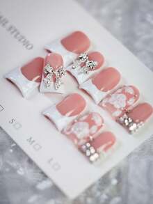 10片Y2K风格红白法式美甲贴片，手工3D立体花朵雕刻鸭嘴美甲贴片，配银色蝴蝶结和水钻装饰，适合日常和派对佩戴，是送给女性和女孩的绝佳礼物。 - 紅白色 - 查看 2
