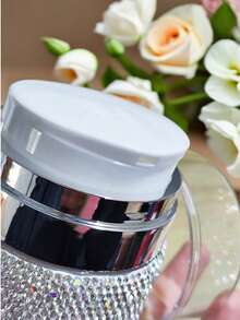 1个50毫升真空面霜瓶，奢华水钻装饰按压式瓶身，是旅行和送礼的理想之选。