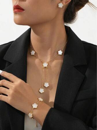 1 套女士珠宝包括 1 条白色幸运四叶草吊坠项链、1 条手链、1 对耳环