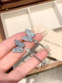 一对优雅的蓝色蝴蝶流苏耳环适合女士在任何场合佩戴