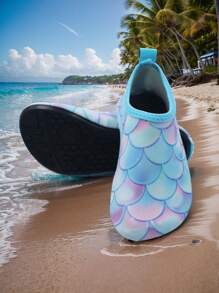 Zapatos de agua para niñas y zapatos acuáticos para niños con un encantador patrón de escamas de pez. Ultralligeros, antideslizantes, resistentes a cortes para playa, parque acuático, hierba y yoga, de secado rápido