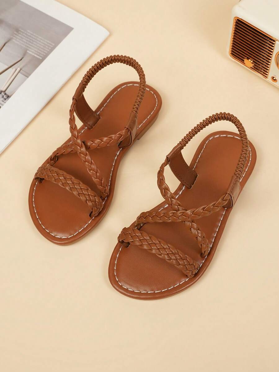 1 双棕色女童编织平底凉鞋，带趾环和露趾人字拖，室内外防滑沙滩凉鞋
