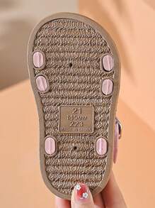 Un nuevo par de sandalias de niños con lazo para el verano, con suela suave antideslizante para interiores y exteriores, sandalias de princesa para la playa