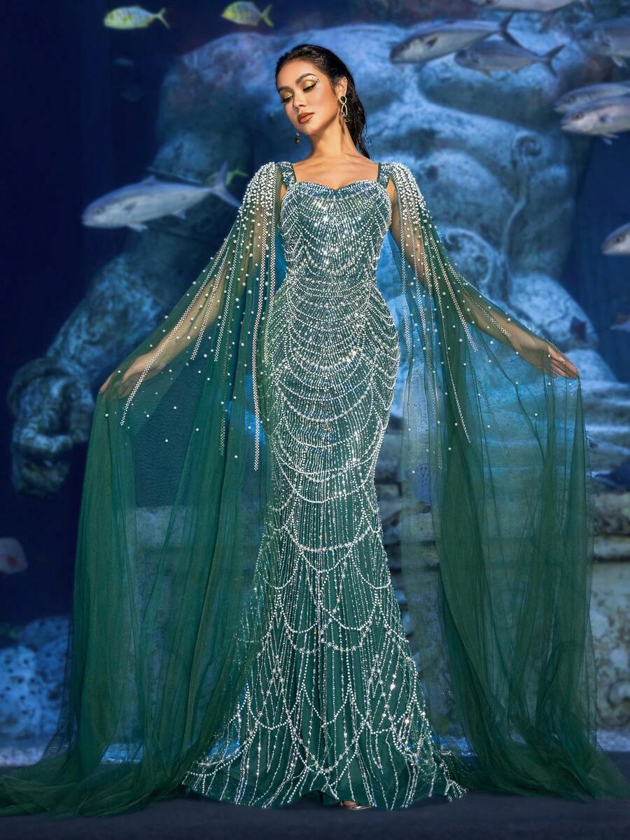 Faeriesty 优雅华丽的珠饰亮片晚礼服，配以亮片点缀的披肩袖——美人鱼廓形和曳地拖尾，适合红毯活动、奢华婚礼、盛大晚宴和艺术画廊开幕式等正式场合。