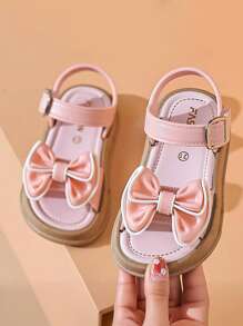 Un nuevo par de sandalias de niños con lazo para el verano, con suela suave antideslizante para interiores y exteriores, sandalias de princesa para la playa