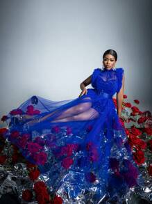 Faeriesty Elegantes Abendkleid mit stehendem Kragen ohne Ärmel, mit Rüschenakzenten, taillendefinierendem Gürtel und Pailletten-Tüll-Überlage - perfekt für Galas, rote Teppiche, Hochzeiten, gehobene Abendessen, gesellschaftliche Anlässe